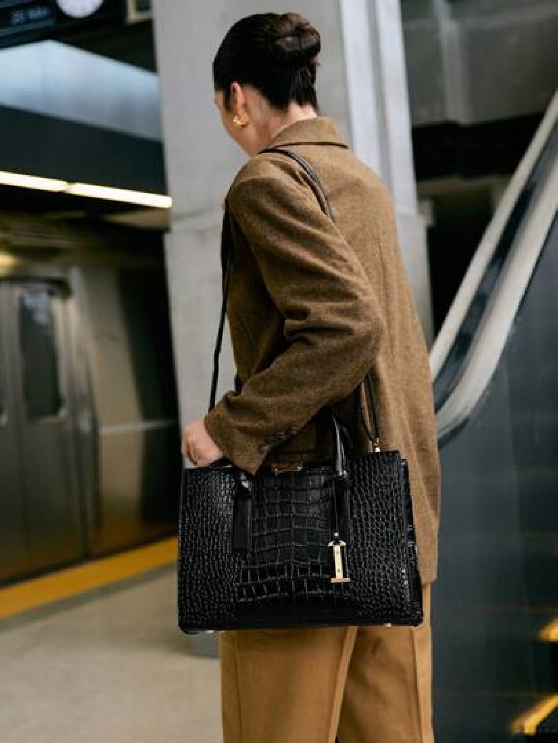 Women s Faux Crocodile Embossed Black Tote Bag Large Capacity Shoulder Bag Handbag Crossbody Bag Simple Crocodile Pattern Tote Bag Faux Leather Shoulder Bag Women s Classic Handbag Business Casual Wom