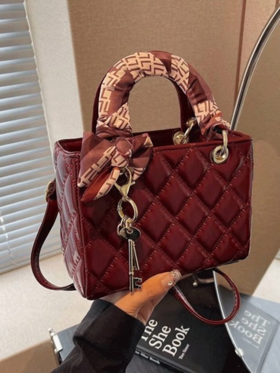 The New Fashion Classic Pu Waterproof Fabric Was Quilted And Embroidered With Diamond Shape Design With Small Fragrance And Ladies Style Metal Pattern Decoration Design And The Double Handle Portable