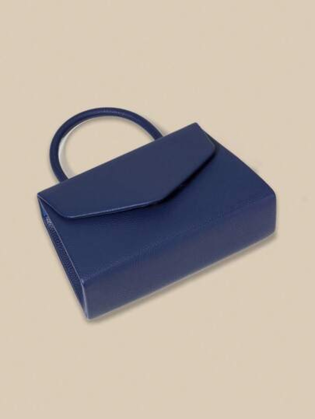 This Evening Bag Has A Certain Capacity To Hold Items Like Phone Wallet And Cosmetics The Handheld Design Is Convenient To Grip The Leather Material With A Litchi Texture And The Exquisite Metal Conne