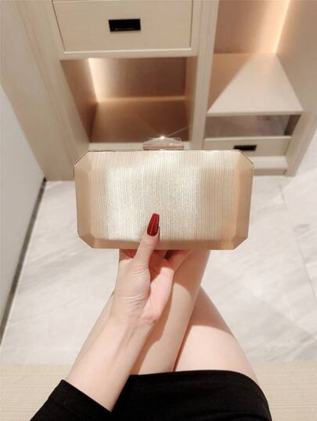 A Classic Crossed Satin Box Clutch Bag With High End Feel Suitable For Evening Party Formal Occasions Dance Events Romantic Weddings Chain Strap Banquet Handbag