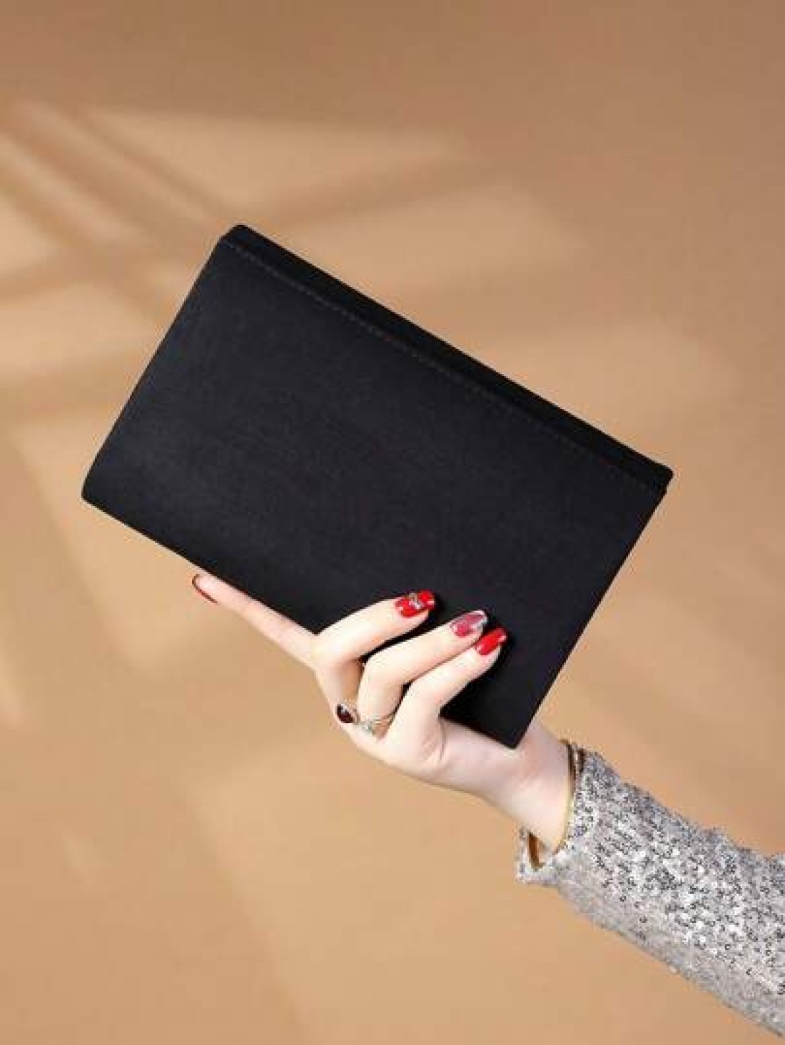 Luxury Evening Bag Glamorous Elegant Refined Alluring Quiet Luxurious Metal Edged Chain Square Velvet Bag Suitable For Ladies Party Girls Brides Perfect For Parties Weddings Galas Dinners Great Gift F