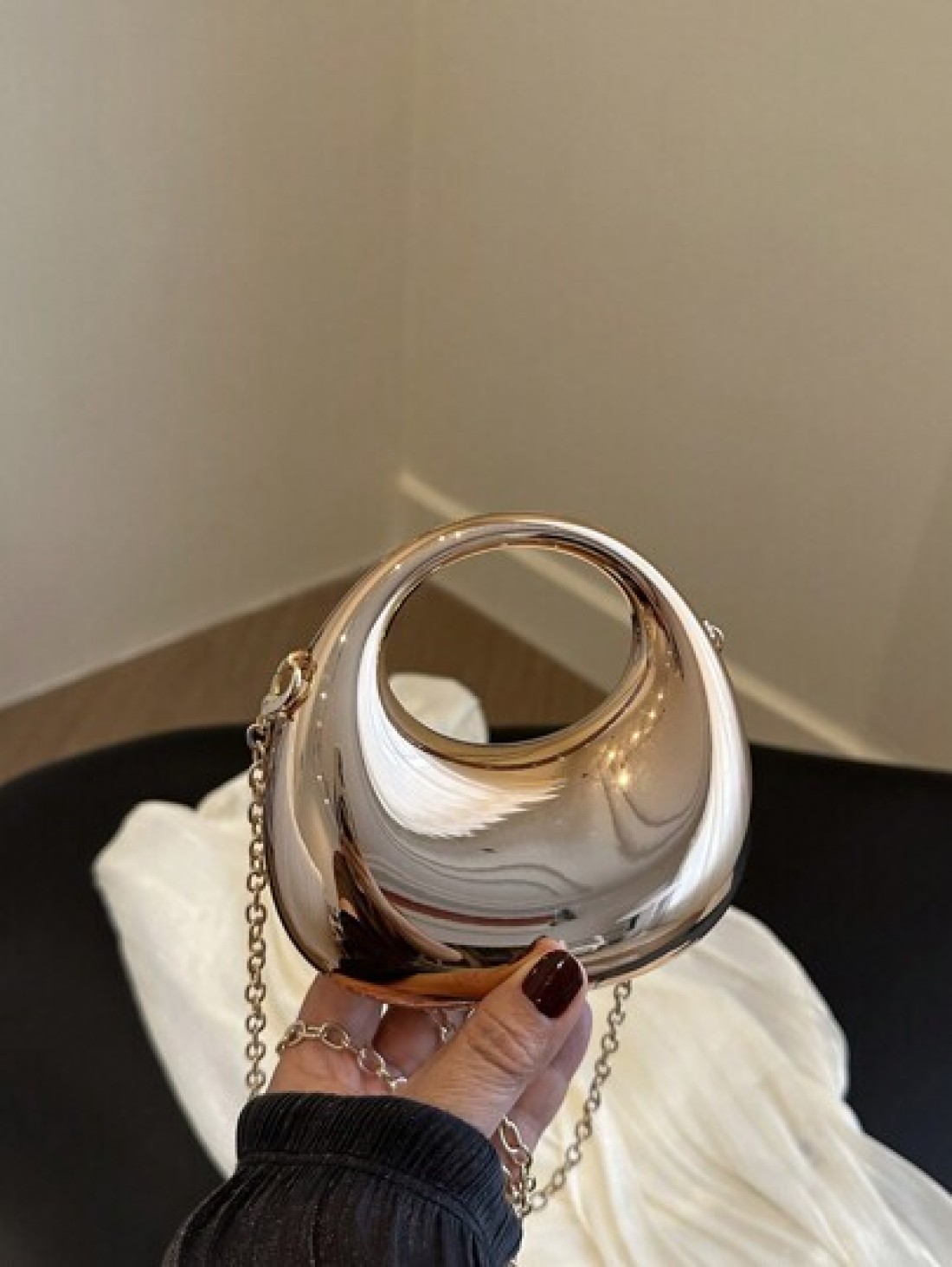 1pc New Avant Garde Metallic Acrylic Crescent Moon Shaped Mini Handbag Glossy Silver And Gold Tone Lunar Crossbody Shoulder Bag With Metallic Chain Fashion Versatile Makeup Cosmetic Earphone Pouch Min