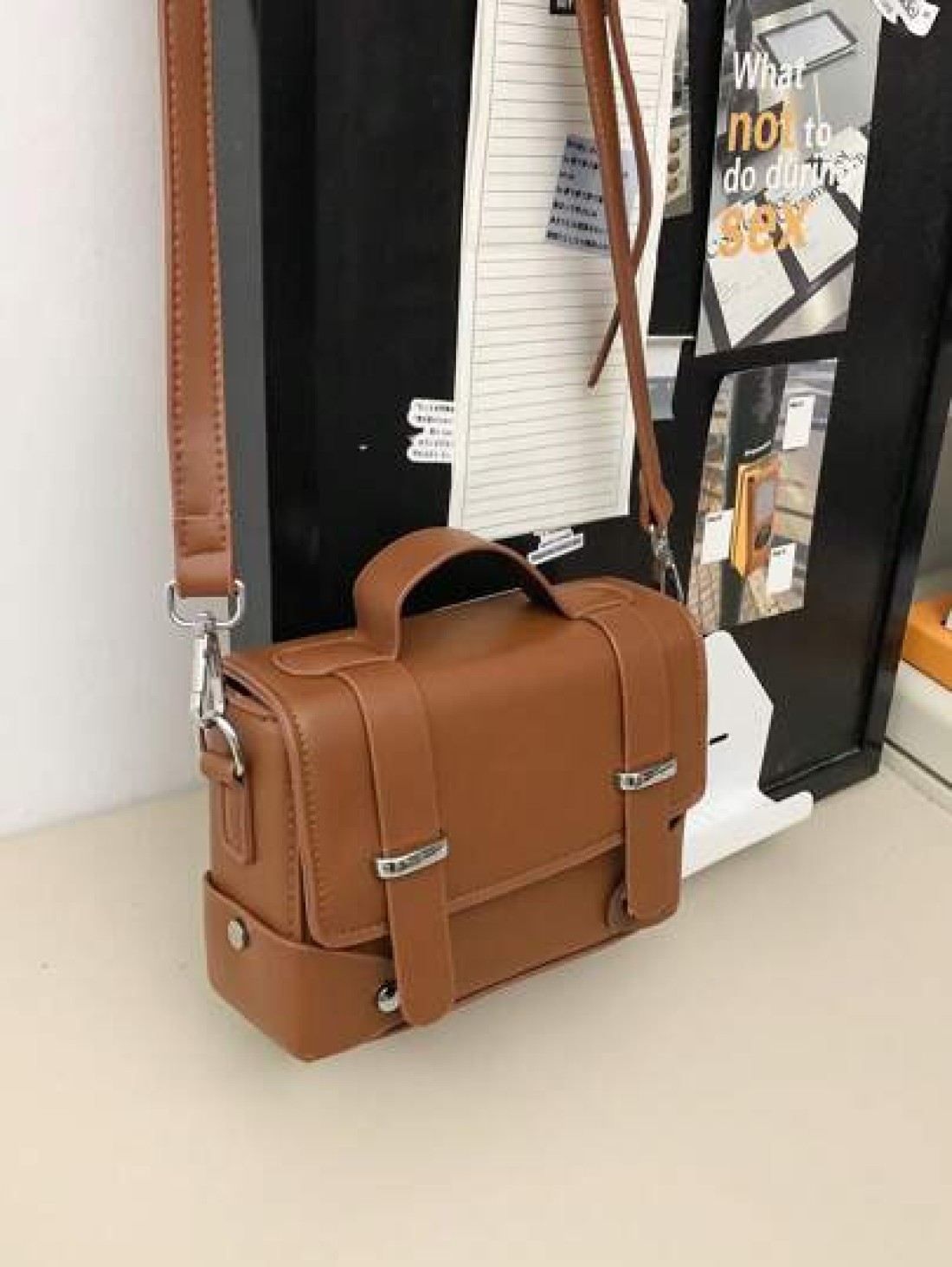 peach tree 1pc Fashionable Solid Color Adjustable Strap Flap Closure Casual Retro Daily Wear Messenger Bag Business Lightweight Waterproof PU Mini Crossbody Bag Christmas Bag Vacation Gifts Retro Bag
