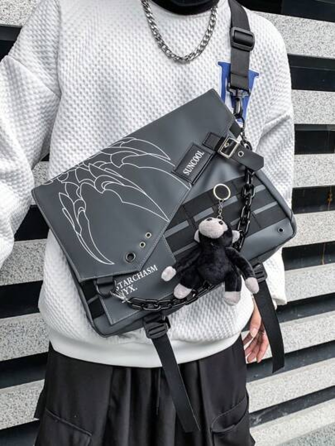 Fabric Material Large Capacity Casual Vacation Graffiti Chain Shoulder Bag For Men Punk Style Casual Bag With Pendant