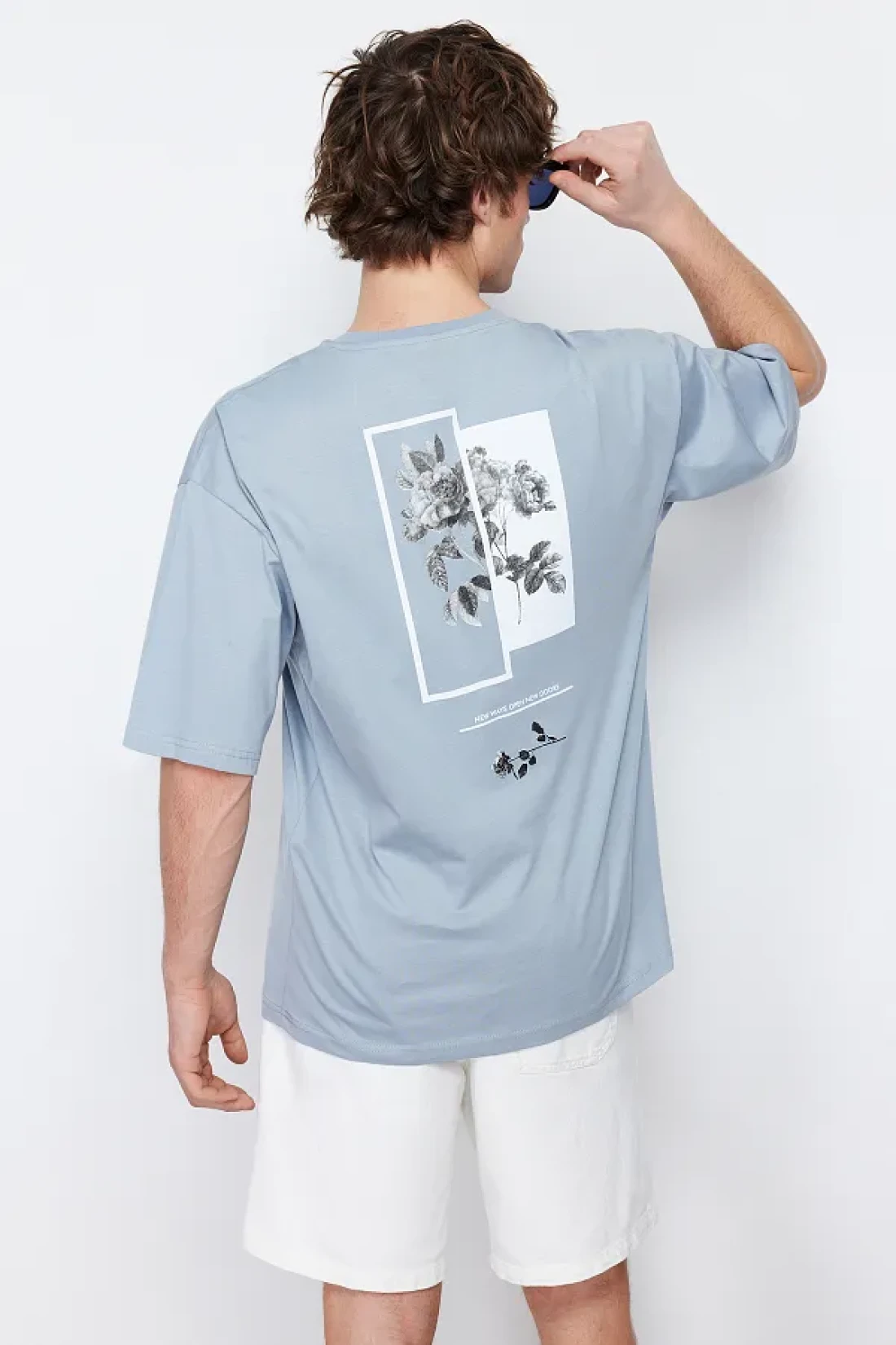 Trendyol Collection تي شيرت قطني واسع القطع مطبوع عليه زهور رمادية - TMNSS21TS1223