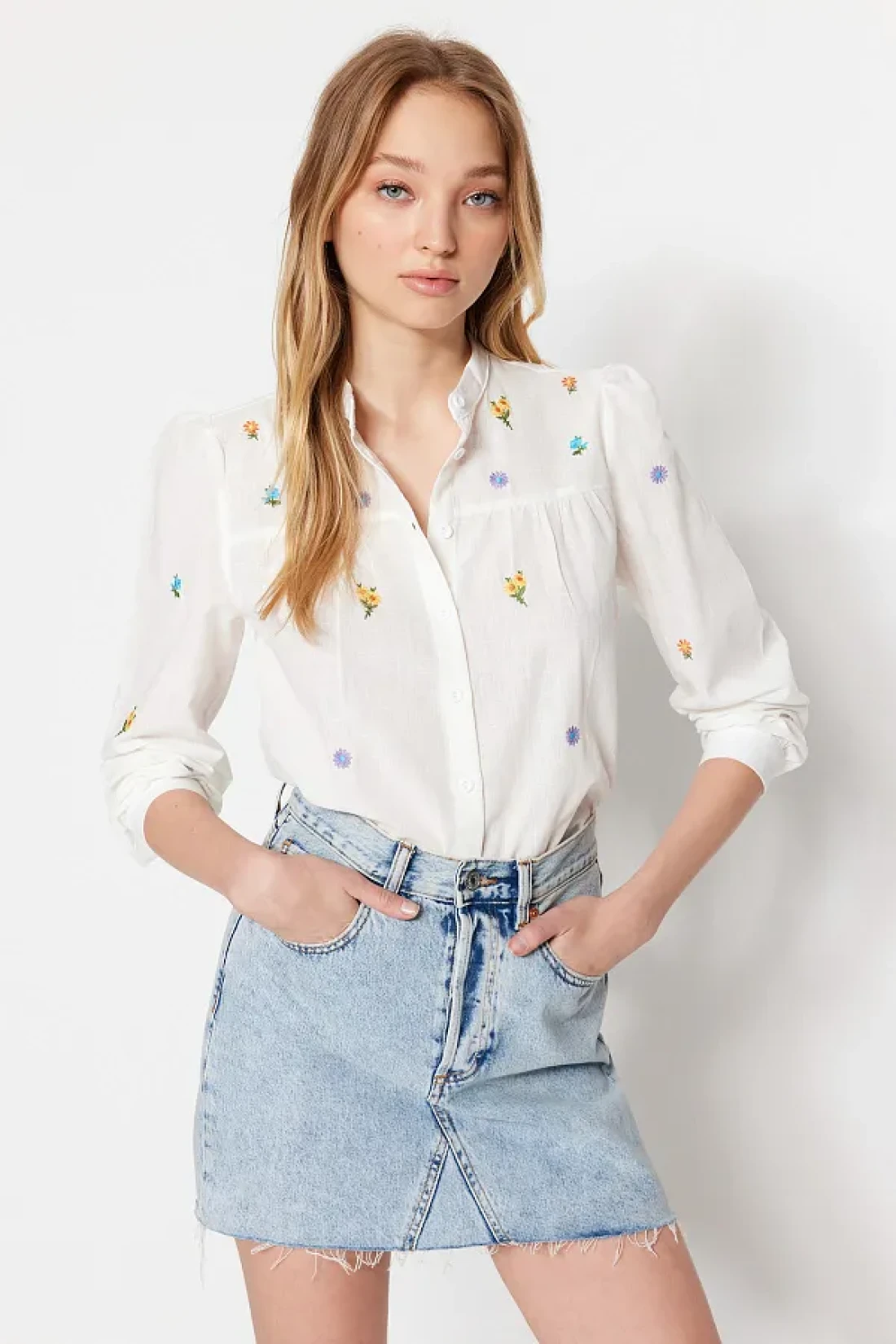 Trendyol Collection قميص منسوج بقصة عادية وتطريز إكرو TWOSS23GO00152