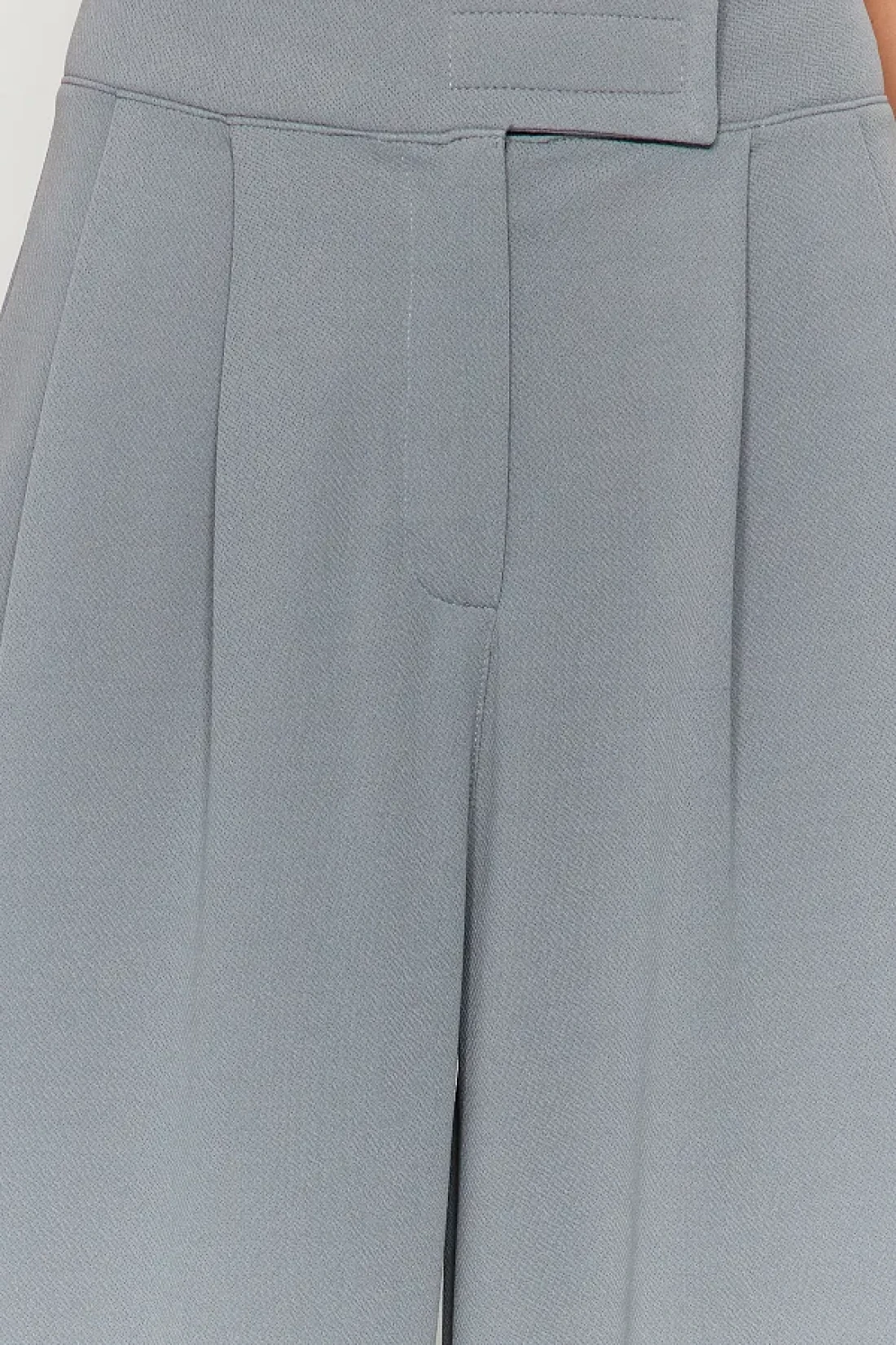 Trendyol Collection بنطال محبوك ذو ثنيات باللون الرمادي بخصر عالٍ وإغلاق فيلكرو - مقاس واسع TWOAW24PL00177