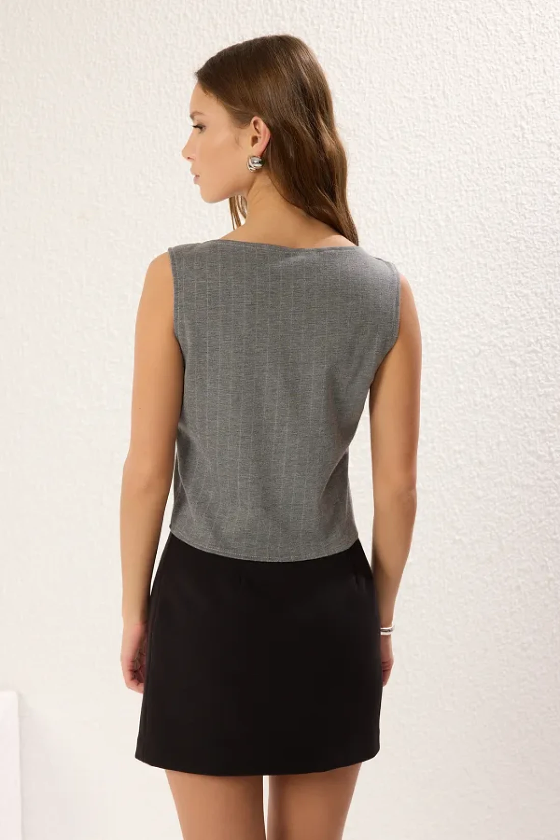 Trendyol Collection بلوزة محبوكة باللون الرمادي مع تفاصيل ربط الشريط ورقبة مربعة وأكمام طويلة TWOSS25BZ00147