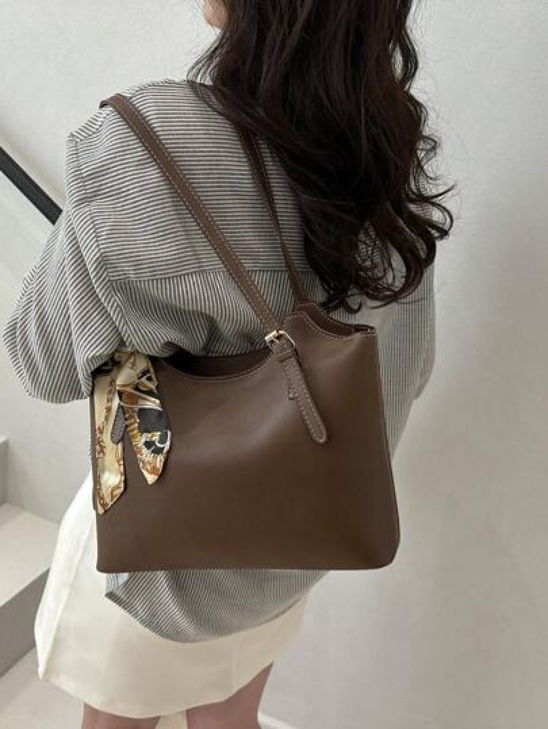 Retro Soft Leather Tote Bag For Women Large Capacity Shoulder Bag Personalized Minimalist Office Commute Handbag 2025 Spring Collection