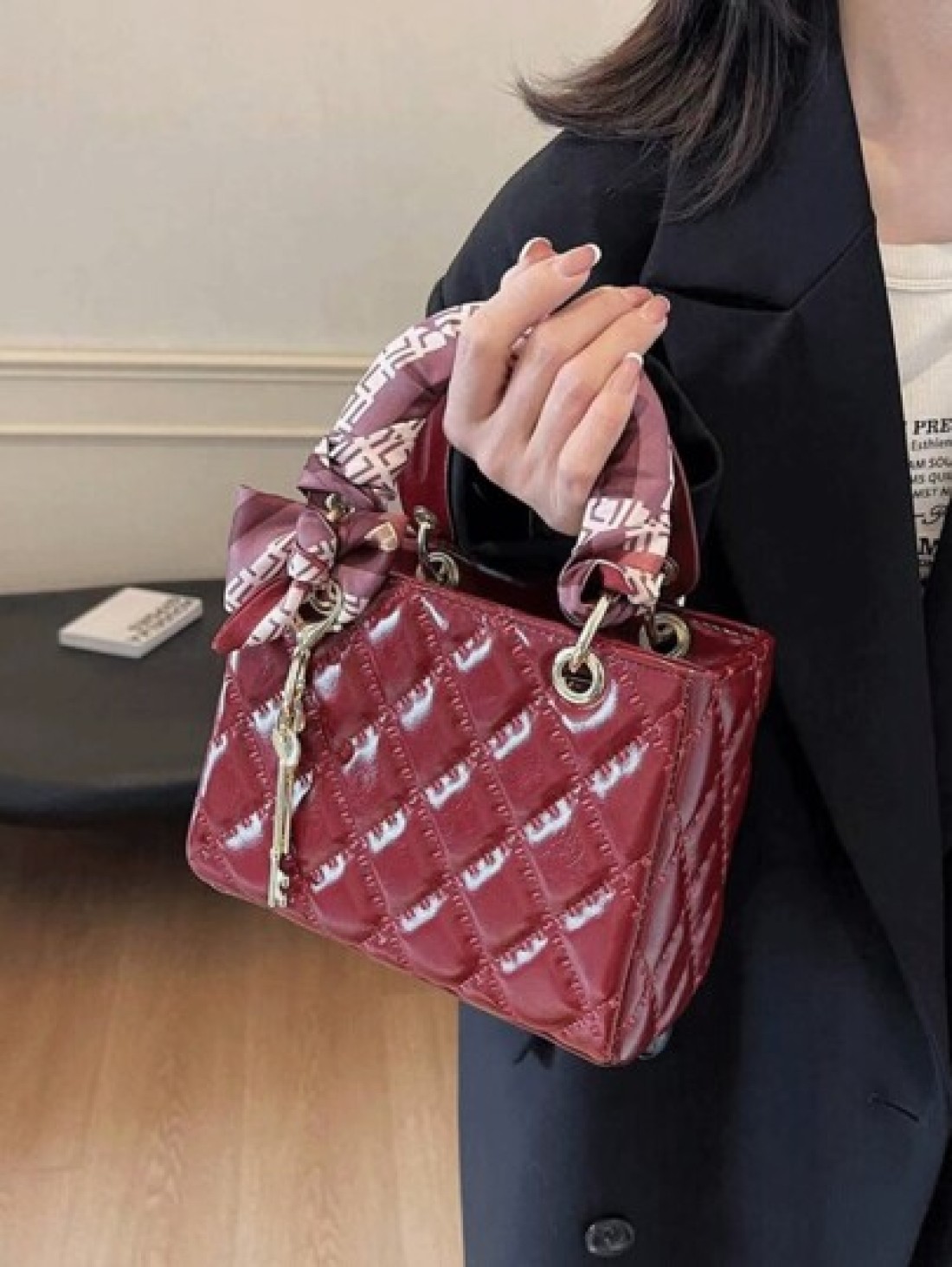 The New Fashion Classic Pu Waterproof Fabric Was Quilted And Embroidered With Diamond Shape Design With Small Fragrance And Ladies Style Metal Pattern Decoration Design And The Double Handle Portable