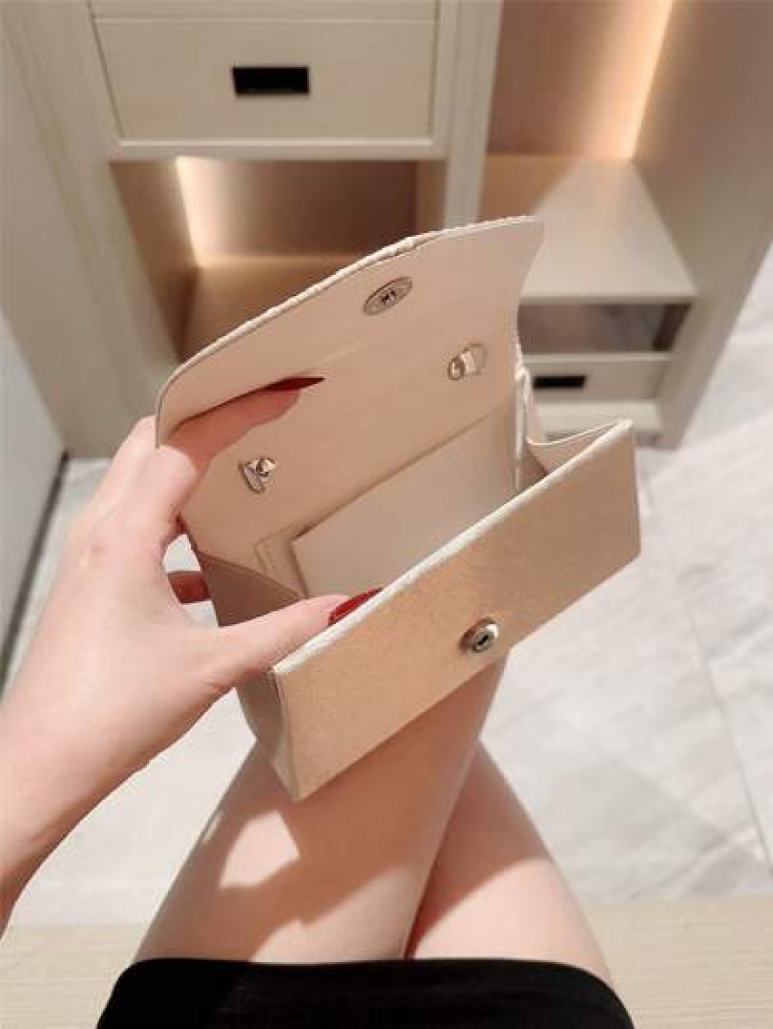 An Elegant Classic Pleated Design Evening Bag Romantic Faux Pearl Party Clutch Bag Luxury Satin Formal Dress Bag Flap Clutch With Chain Strap For Prom Perfectly Matching With New Years Outfit Excellen