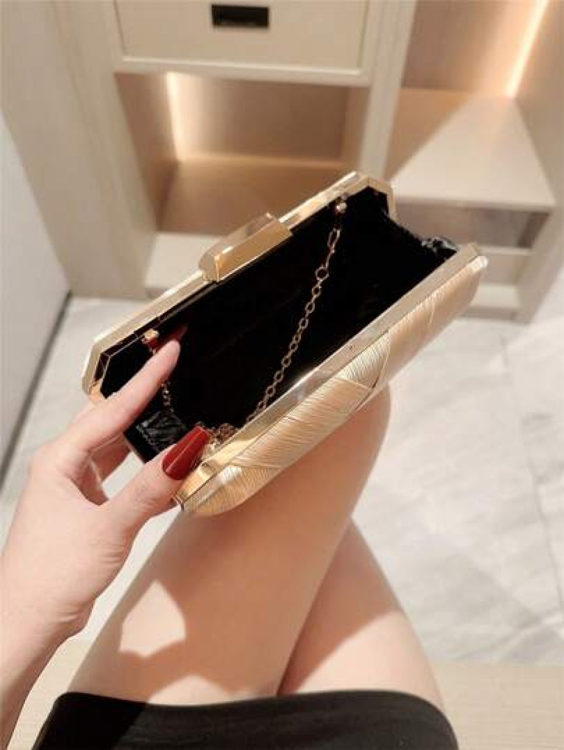 A Classic Crossed Satin Box Clutch Bag With High End Feel Suitable For Evening Party Formal Occasions Dance Events Romantic Weddings Chain Strap Banquet Handbag