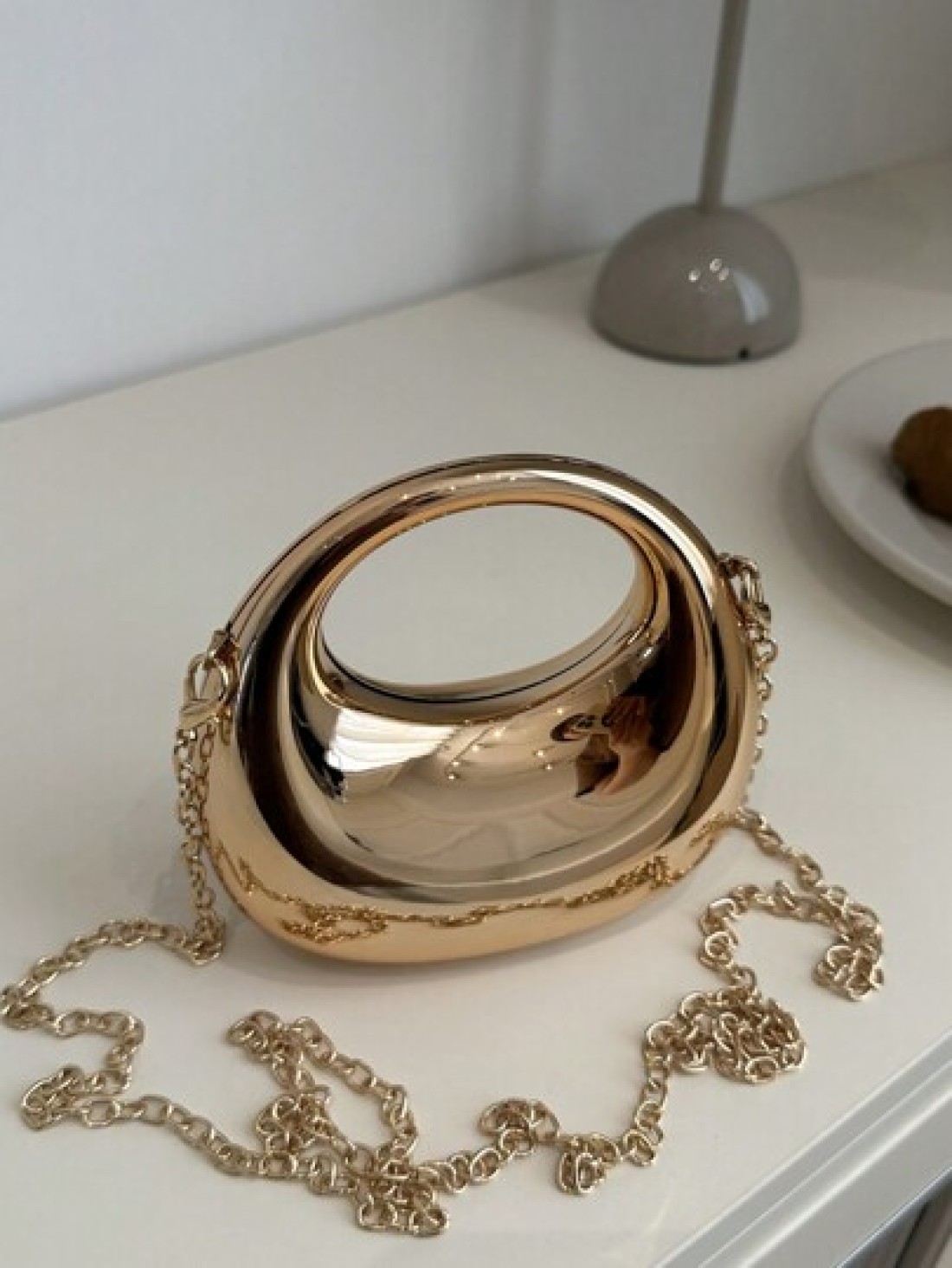 1pc New Avant Garde Metallic Acrylic Crescent Moon Shaped Mini Handbag Glossy Silver And Gold Tone Lunar Crossbody Shoulder Bag With Metallic Chain Fashion Versatile Makeup Cosmetic Earphone Pouch Min