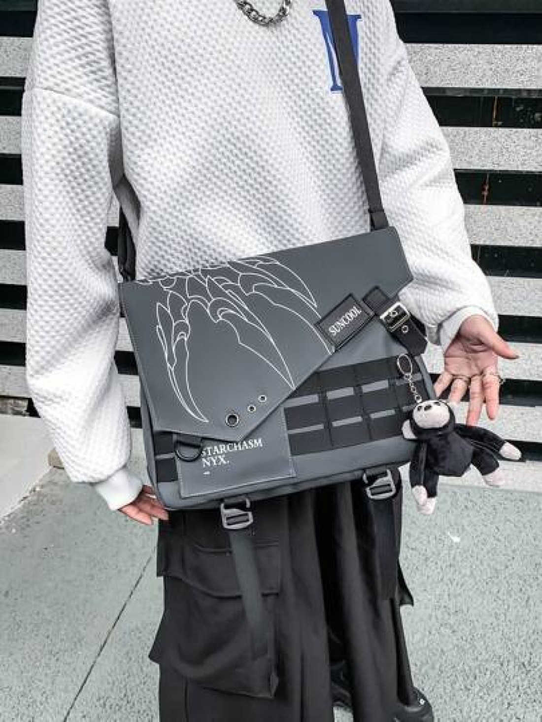 Fabric Material Large Capacity Casual Vacation Graffiti Chain Shoulder Bag For Men Punk Style Casual Bag With Pendant