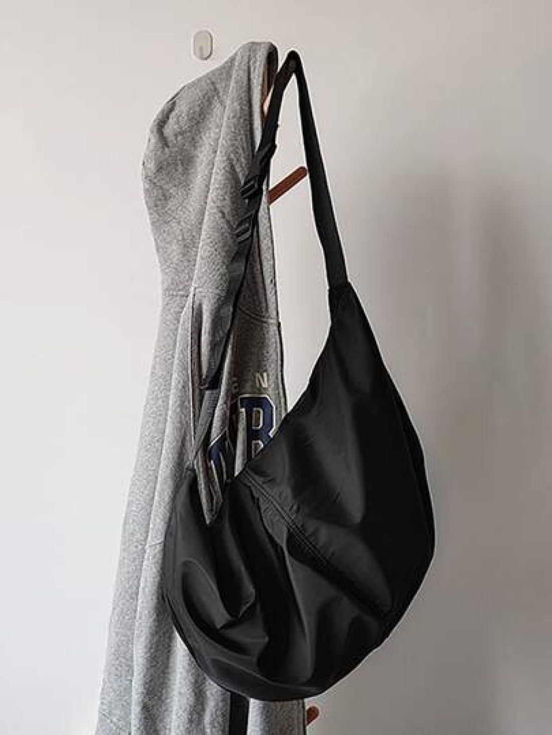 1pc Black Solid Color Nylon Cloth Water Proof Crescent Shaped Shoulder Bag With Large Capacity And Zipper Suitable For Men s Daily Commuting Traveling And School College Bag Purse Holiday Storage Bag