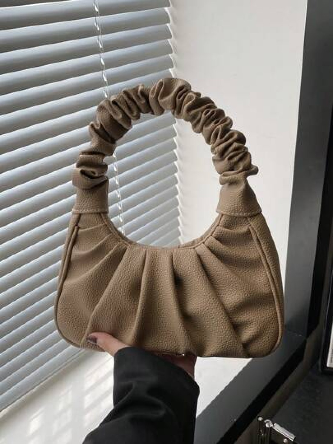 1pc Handbag Pu Magnetic New Style Pure Color Simple Ruffles Sweet Style Niche Design Fashion A Variety Of Colors Available Sufficient Capacity And Comfortable Touch Can Hold Mobile Phones Cosmetics An