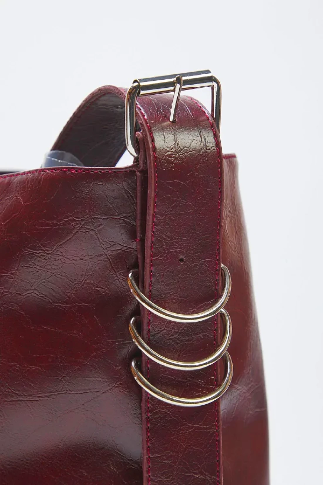 Trendyol Shoes حقيبة كتف نسائية من الجلد الصناعي المتجعد باللون العنابي TAKSS25OC00029