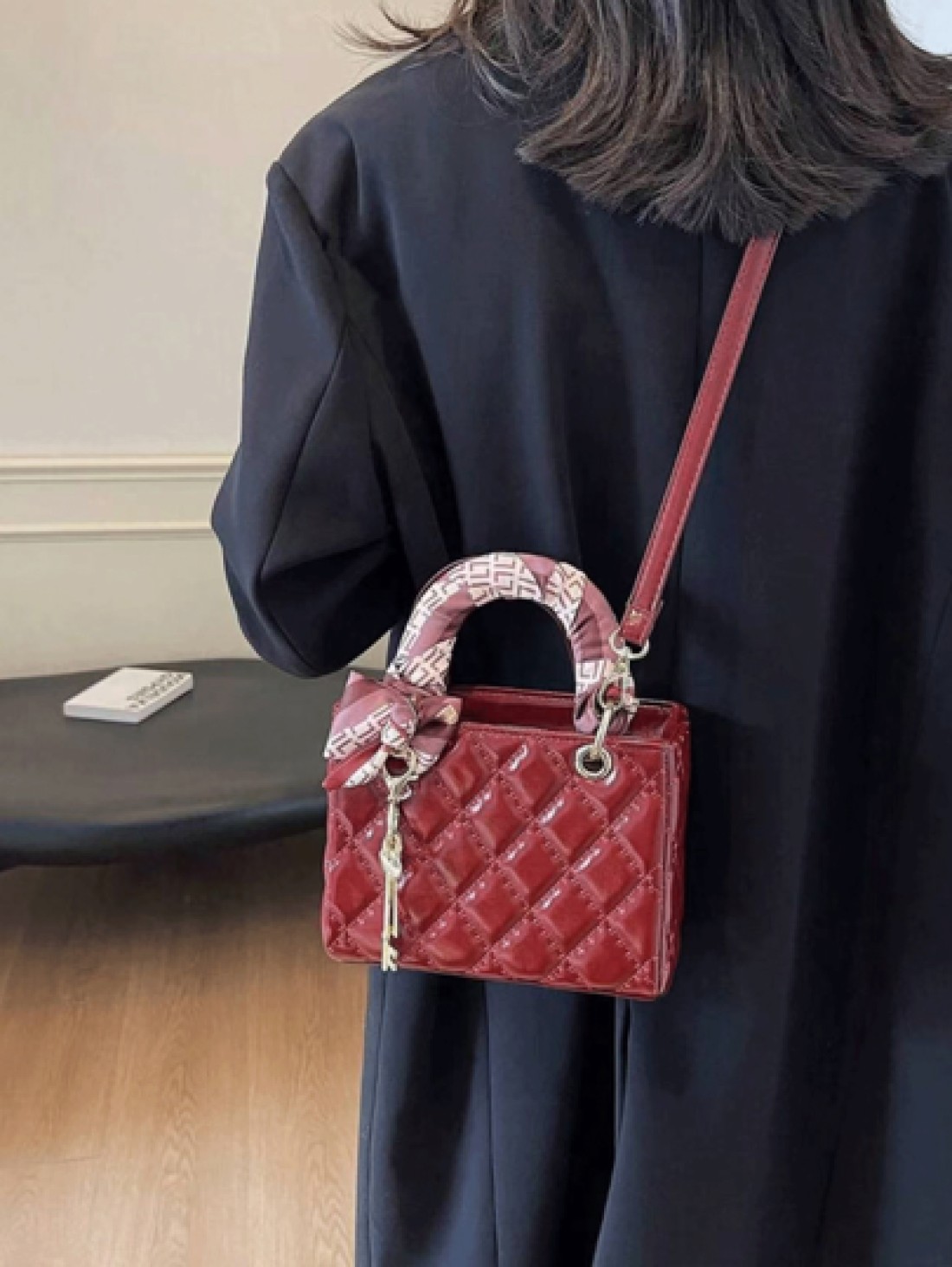 The New Fashion Classic Pu Waterproof Fabric Was Quilted And Embroidered With Diamond Shape Design With Small Fragrance And Ladies Style Metal Pattern Decoration Design And The Double Handle Portable