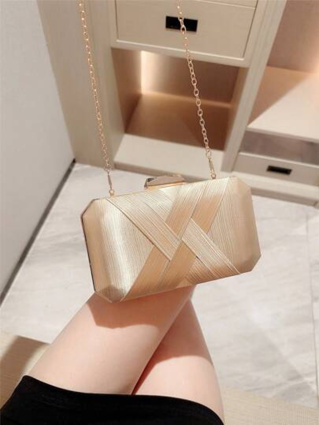 A Classic Crossed Satin Box Clutch Bag With High End Feel Suitable For Evening Party Formal Occasions Dance Events Romantic Weddings Chain Strap Banquet Handbag