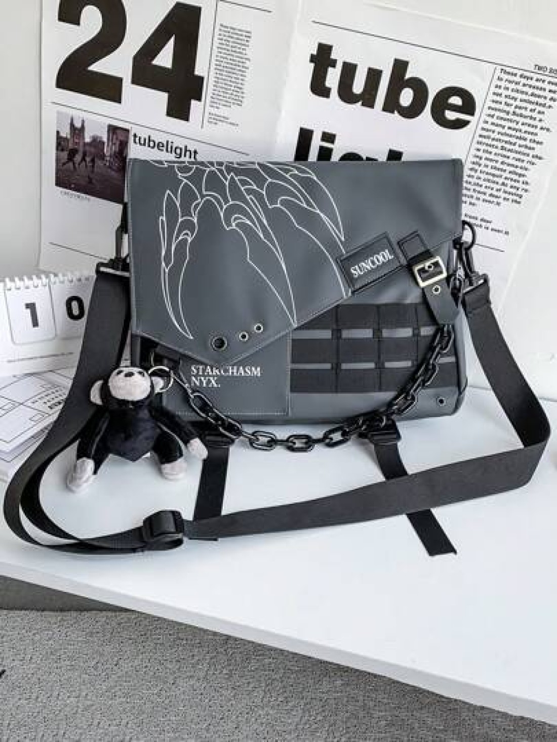 Fabric Material Large Capacity Casual Vacation Graffiti Chain Shoulder Bag For Men Punk Style Casual Bag With Pendant