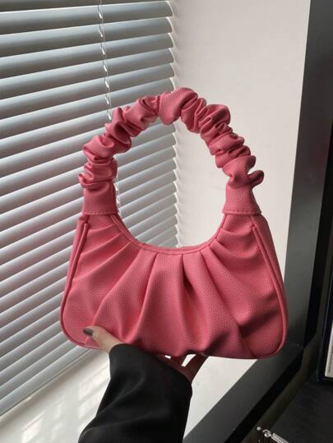 1pc Handbag Pu Magnetic New Style Pure Color Simple Ruffles Sweet Style Niche Design Fashion A Variety Of Colors Available Sufficient Capacity And Comfortable Touch Can Hold Mobile Phones Cosmetics An