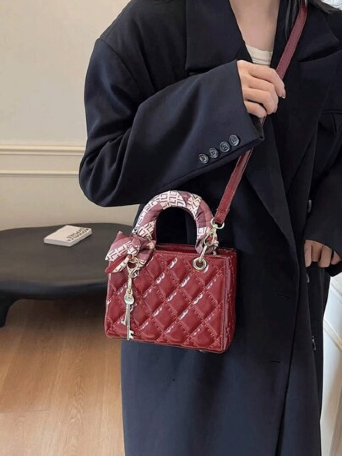 The New Fashion Classic Pu Waterproof Fabric Was Quilted And Embroidered With Diamond Shape Design With Small Fragrance And Ladies Style Metal Pattern Decoration Design And The Double Handle Portable