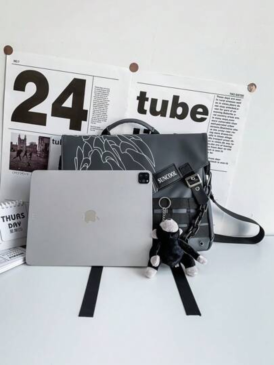 Fabric Material Large Capacity Casual Vacation Graffiti Chain Shoulder Bag For Men Punk Style Casual Bag With Pendant