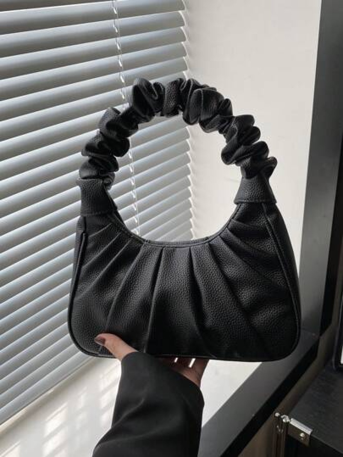 1pc Handbag Pu Magnetic New Style Pure Color Simple Ruffles Sweet Style Niche Design Fashion A Variety Of Colors Available Sufficient Capacity And Comfortable Touch Can Hold Mobile Phones Cosmetics An