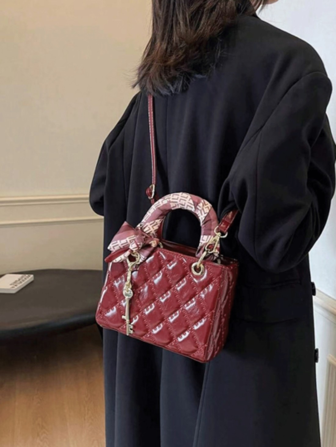 The New Fashion Classic Pu Waterproof Fabric Was Quilted And Embroidered With Diamond Shape Design With Small Fragrance And Ladies Style Metal Pattern Decoration Design And The Double Handle Portable
