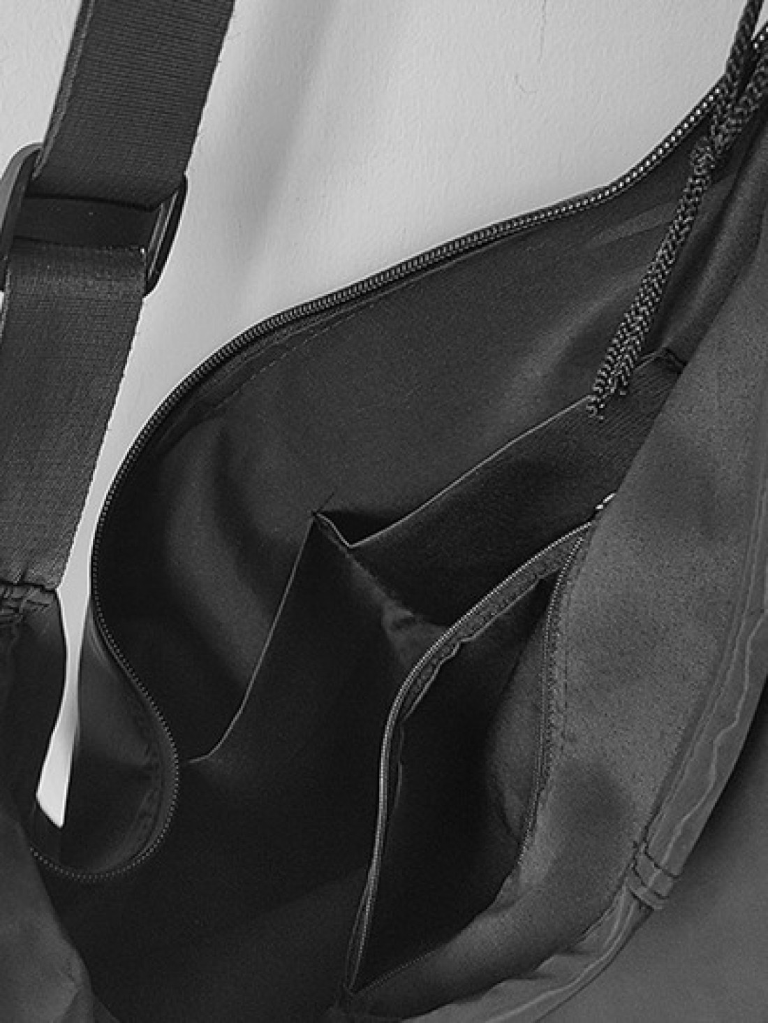 1pc Black Solid Color Nylon Cloth Water Proof Crescent Shaped Shoulder Bag With Large Capacity And Zipper Suitable For Men s Daily Commuting Traveling And School College Bag Purse Holiday Storage Bag