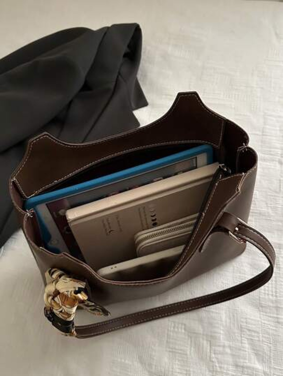 Retro Soft Leather Tote Bag For Women Large Capacity Shoulder Bag Personalized Minimalist Office Commute Handbag 2025 Spring Collection