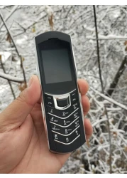 هاتف محمول غير ذكي، مفتوح بتقنية الجيل الثاني - مزود ببطاقة SIM مزدوجة، ولوحة مفاتيح، وأزرار كبيرة، ومكبر صوت، وهيكل معدني، وبطارية طويلة العمر مثالي لكبار السن والاستخدام البسيط.