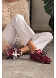 NİŞANTAŞI SHOES حذاء رياضي نسائي برباط ونعل مسطح غير لامع من Fabian Claret