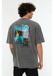 Trendyol Collection تي شيرت أنثراسايت كبير الحجم مطبوع برقبة دائرية - كم قصير، حمض مغسول TMNSS22TS0838