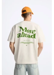 The Champ Clothing تي شيرت رجالي كبير الحجم باللون البيج - رقبة دائرية، طباعة كوردينات، حروف Move Ahead