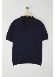 Trendyol Collection تي شيرت بياقة بولو عادية باللون الأزرق الداكن وياقة بولو عادية TMNSS25PO00008