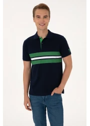 U.S. Polo Assn. تي شيرت رجالي ذو قصة عادية وياقة بولو باللون الأزرق الداكن 50306808-vr033