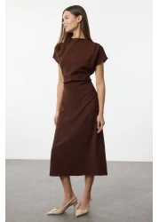 Trendyol Collection فستان متوسط الطول على شكل حرف A - بني، رقبة واسعة، كريب منسوج TWOAW25EL00393