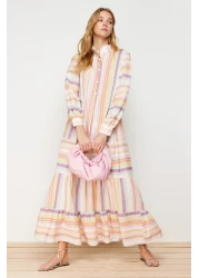 Trendyol Modest فستان منسوج بمظهر الكتان مع تنورة مخططة متعددة الألوان وكشكشة TCTSS24EB00105