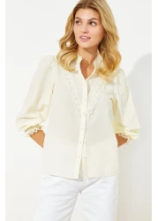 Trendyol Collection قميص قطني أصفر مزين بالدانتيل - مقاس عادي TWOAW21GO0077