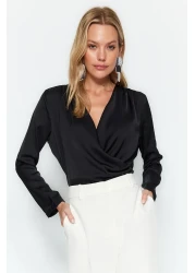 Trendyol Collection بلوزة سوداء منسوجة من الساتان بصدر مزدوج TWOAW24BZ00423