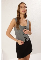 Trendyol Collection بلوزة محبوكة باللون الرمادي مع تفاصيل ربط الشريط ورقبة مربعة وأكمام طويلة TWOSS25BZ00147