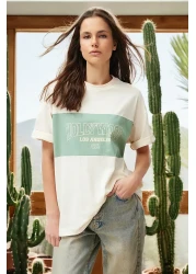 Trendyol Collection تي شيرت محبوك كبير الحجم/واسع القطع مصنوع من القطن بنسبة 100% مطبوع عليه لون المدينة TWOSS24TS00079
