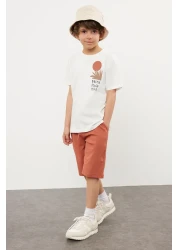 TRENDYOLKIDS طقم محبوك باللون الأزرق الداكن للأولاد - تي شيرت وسروال قصير مصنوع من القطن بنسبة 100% مع طباعة خلفية TKDSS24AU00008
