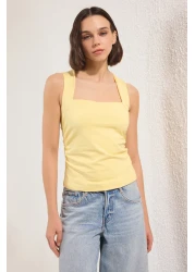Trendyol Collection بلوزة بياقة مربعة وحزام أصفر فاتح TWOSS24BZ00400