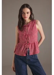Trendyol Collection رباط بنمط القماش القطني الأحمر، تمامًا مثل البلوز المحبوك القابل للتمدد بدون أكمام
