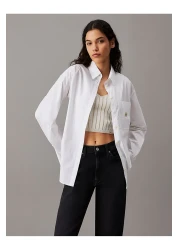 Calvin Klein قميص جينز قياسي بياقة مطرزة باللون الأبيض للنساء، قميص WOVEN LABEL المريح