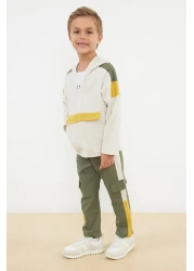 TRENDYOLKIDS بدلة رياضية للأولاد باللون البيج 100% قطن موسمية رفيعة محبوكة بدلة رياضية من الأسفل TKDAW25AU00043