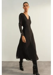 Trendyol Collection إصدار محدود من الفستان الأسود المنسوج على شكل حرف A مع تفاصيل الخياطة TWOAW24EL00866
