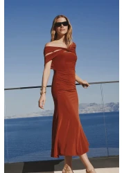 Trendyol Collection فستان سهرة أنيق محبوك بياقة غير متماثلة من البلاط فستان التخرج الليلي TPRSS24EL00046
